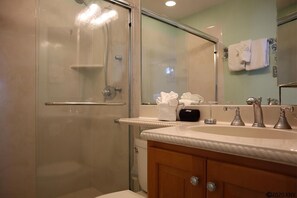 Kondominium, 2 kamar tidur | Kamar mandi