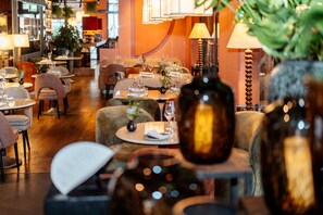 2 restaurants; breakfast, lunch, and dinner served - DO & CO Hotel München (Munich)