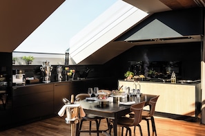 The Penthouse Loft - Suite including breakfast and complimentary minibar | Private kitchen | Espresso maker, coffee/tea maker - DO & CO Hotel München (Munich)