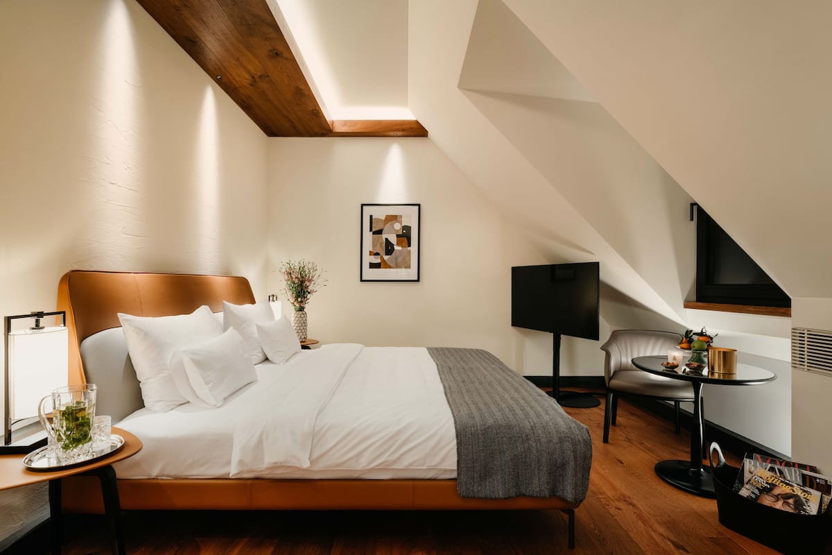 1 kamar tidur, seprai premium, brankas, dan tirai kedap cahaya