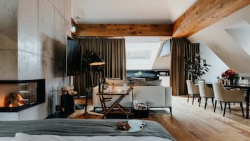 The Penthouse Loft - Suite including breakfast and complimentary minibar | 1 sovrum och sängtillbehör av högsta kvalitet