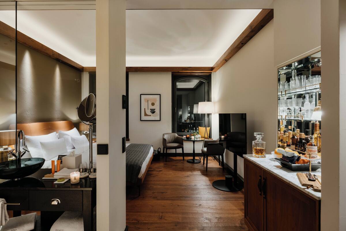 Premium bedding, in-room safe, blackout drapes, soundproofing