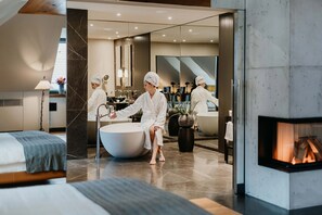 Die Penthouse Loft – Suite inklusive Frühstück und kostenloser Minibar | Badezimmer | Dusche, Regendusche, Designer-Toilettenartikel, Haartrockner
