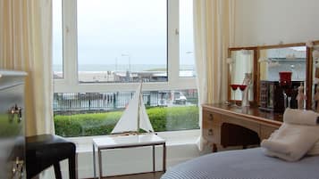 2 bedrooms, travel crib, internet, bed sheets