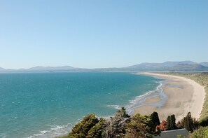 On the beach - Beach Vista Apartment One in Barmouth (Barmouth)