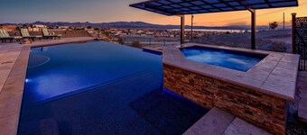 Special 15% off 4 Nights! 9 Hole Mini-Golf, Infinity Pool, Spa & Waterfall!