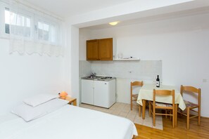 Studio (Studio Apartment) | Living room