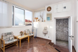 Estudio (Studio Apartment) | Sala de estar | Televisión 