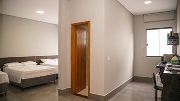 32 quartos, ferros/tábuas de passar roupa, Wi-Fi, roupa de cama