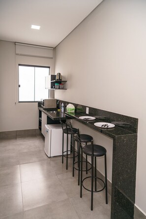 Geladeira, chaleira elétrica, talheres/pratos/utensílios de cozinha