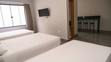 32 quartos, ferros/tábuas de passar roupa, Wi-Fi, roupa de cama