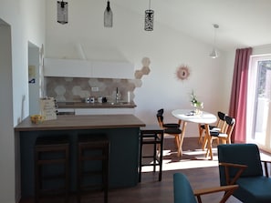 Apartment (Two Bedroom Apartment with Balcony) | Eigene Küche | Kühlschrank