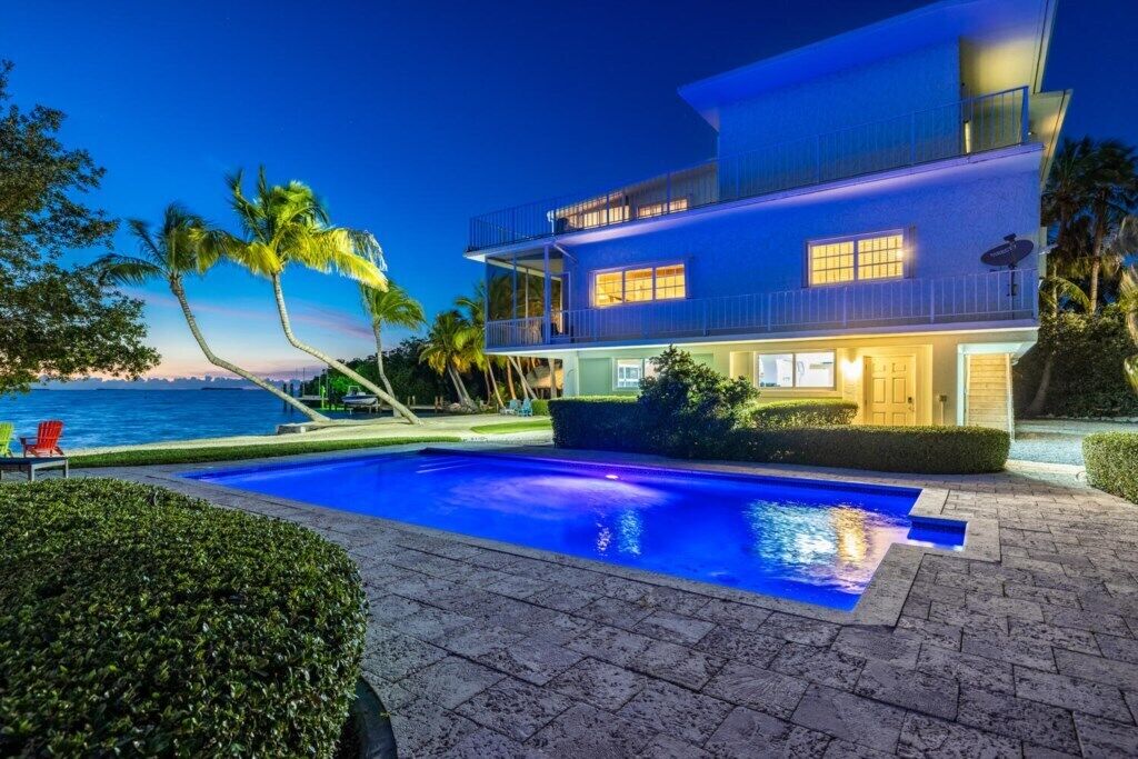 Bay front 6BDr Private Beach Pickle-ball Ct Game room Sunset Views