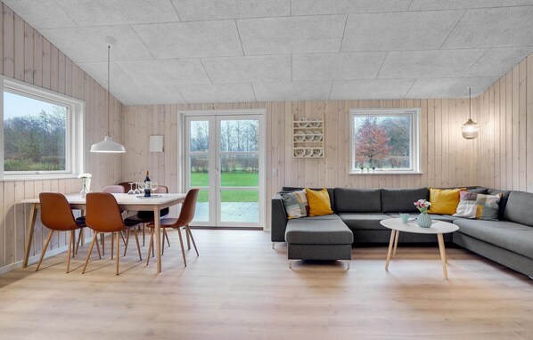 Smart TV, stereo - Amazing home in Farsø with WiFi (Farsø)