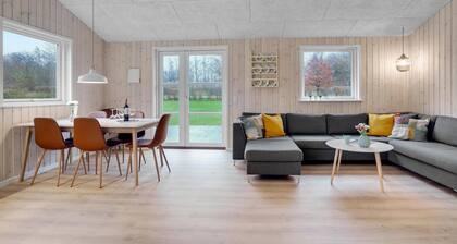 Amazing home in FarsĂž with WiFi