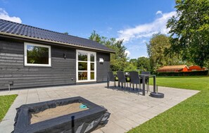 Outdoor dining - Amazing home in Farsø with WiFi (Farsø)