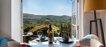 Farmhouse & Cottage - sleeps 10 guests  in 5 bedrooms