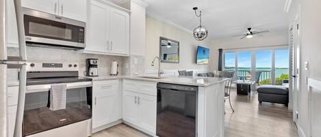 Kjøleskap, mikrobølgeovn, ovn og kokeplater