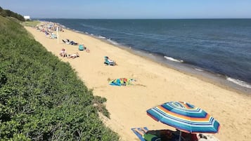 Beach nearby, sun loungers, beach towels