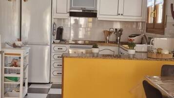 Een koelkast, een magnetron, een oven, een vaatwasser