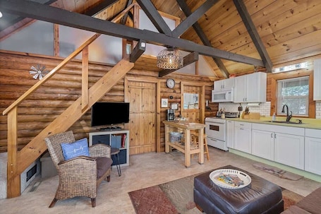 TV, books. Nature's Nook - Fire Pit & Near Fishing & Golf