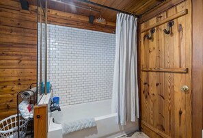 Een bad/douchecombinatie, een haardroger