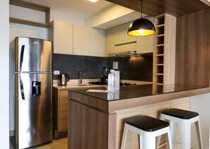 Kjøleskap, mikrobølgeovn, ovn og kokeplater