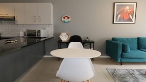 Deluxe Apartment | In-room dining - Beachside Bliss (Cape Town)