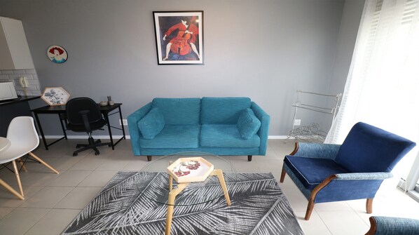 Lägenhet Deluxe | Vardagsrum | 42-tums smart-tv med digitalkanaler och tv