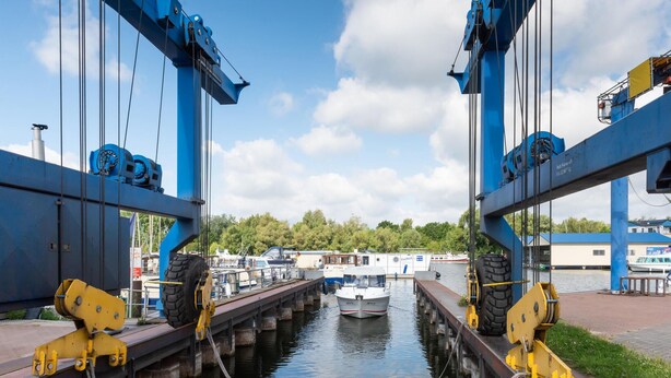 A canal with a boat passing through a lock system. - Beautiful apartment in Rechlin with WiFi (Rechlin)