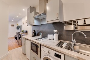 Réfrigérateur, four à micro-ondes, surface de cuisson, cafetière-théière