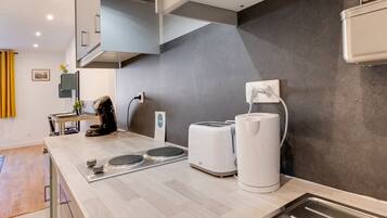 Refrigerador, microondas, placa de cocina, cafetera/tetera