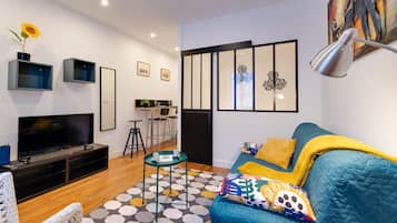 TV, streaming services, stereo