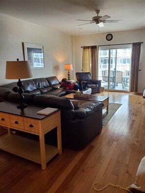 House (WC414 East Nashville Avenue) | Living room | Flat-screen TV - Wc414 East Nashville Avenue (Wildwood Crest)