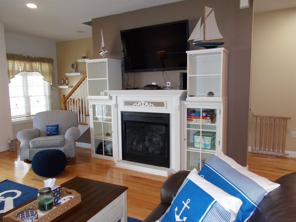 Casa (WC414 East Nashville Avenue) | Sala de estar | Televisión de pantalla plana