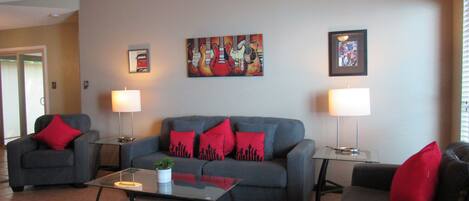 Una Smart TV, una chimenea, una biblioteca de música