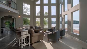 Smart TV, caminetto, lettore DVD, tavolo da calcetto