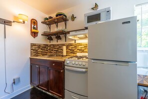 Een koelkast, een magnetron, een oven, een kookplaat