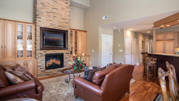 Căn hộ, nhiều giường, ban công, quang cảnh sông | Phòng khách | TV, lò sưởi