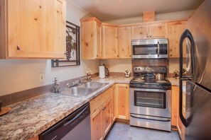 Apartment, Multiple Beds, Balcony, Mountain View | Private kitchen | Fridge, microwave, stovetop, dishwasher