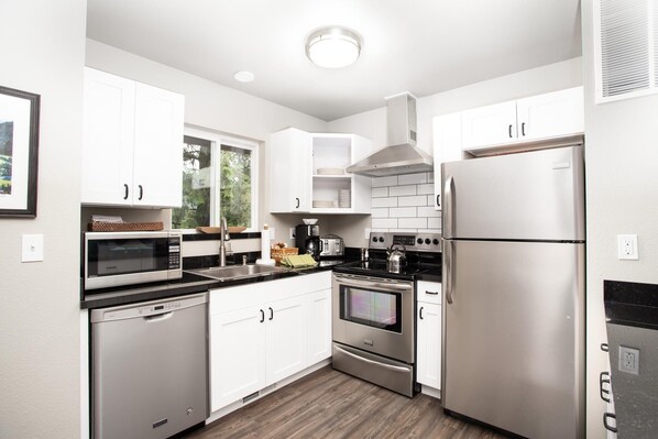 Huoneisto, useita sänkyjä, parveke, vuoristonäköala | Yksityinen keittiö | Jääkaappi, mikroaaltouuni, liesi, astianpesukone