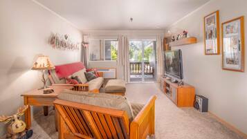 Apartment, Multiple Beds, Balcony, Mountain View | Living room | TV