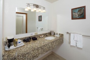 Apartment, 1 King Bed, Balcony, Mountain View | Bathroom