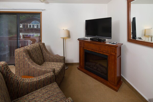 Huoneisto, 1 suuri parisänky, parveke, vuoristonäköala | Olohuone | Televisio, takka