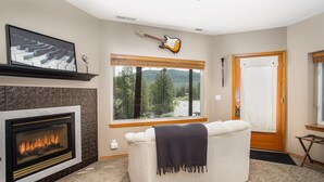 Appartement, 1 très grand lit, patio, vue fleuve | Salle de séjour