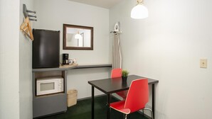 Appartement, 1 queensize bed met slaapbank, uitzicht op bergen | Dineren