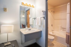 Apartemen, 1 Tempat Tidur Queen dengan tempat tidur Sofa, pemandangan gunung | Kamar mandi