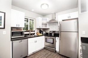 Apartment, 1 King Bed, Fireplace, Mountain View | Private kitchen