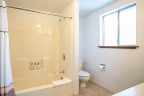 Appartement, meerdere bedden, uitzicht op bergen | Badkamer