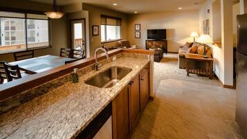 Fridge, microwave, stovetop, dishwasher